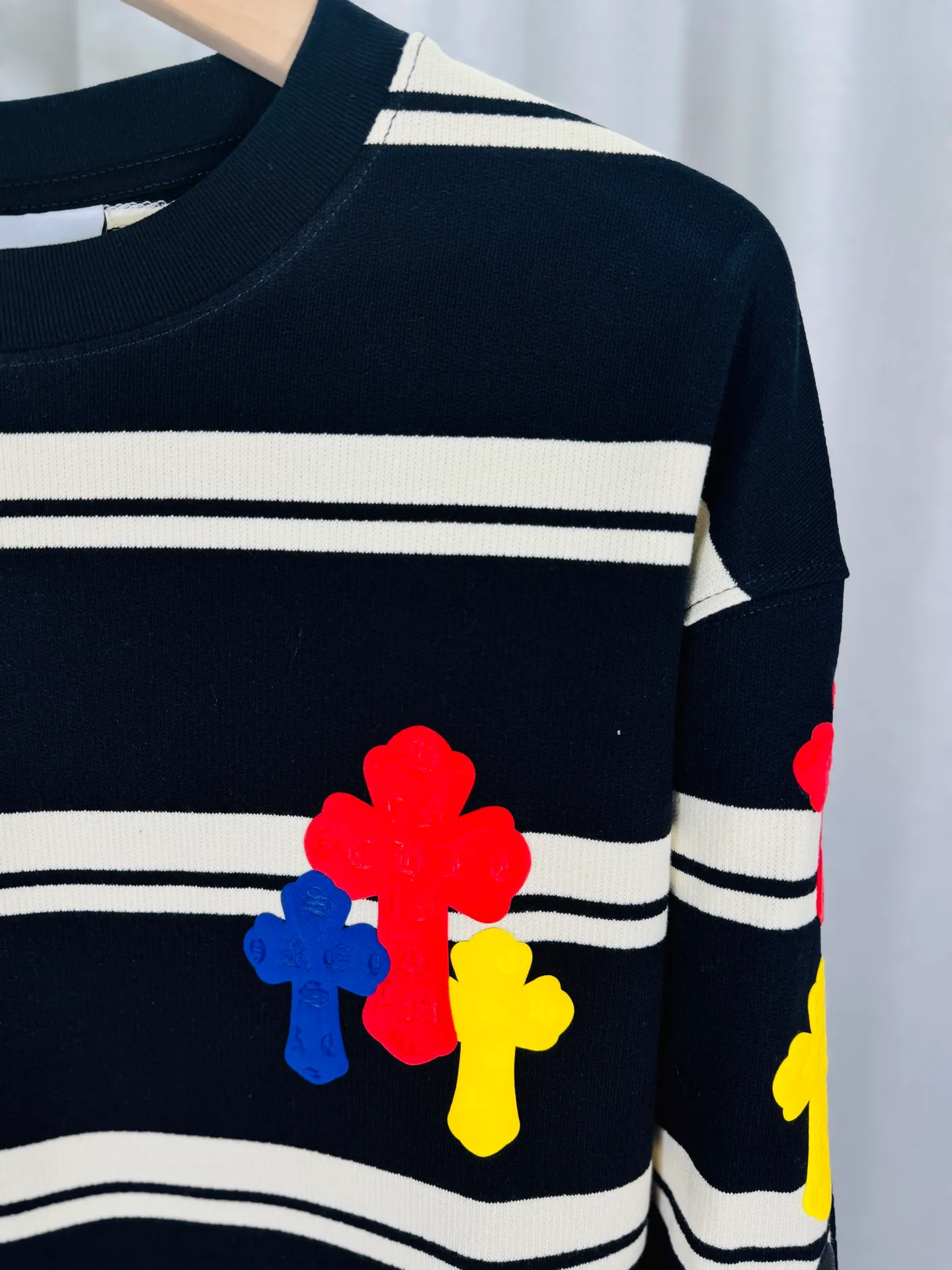 P250 top version, real shot without P, ​​different from market currency) 𝗖𝗵𝗿𝗼𝗺𝗲 𝗛𝗲𝗮𝗿𝘁𝘀/Cro Heart 2025 Autumn and Winter Horseshoe Cross 3D Printed Black and White Striped Couple Casual Long Sleeve 👑The highest version! Customized fabric 320g fabric! Horseshoe cross sticker, a best-selling model in the counter, very comfortable to wear. Accessories: original molded and authenticated collar label➕100% silk wash label. Genuine purchase-grade original hangtag➕matching hanging rope➕3D hanging beads➕original packaging bag. Craftsmanship: The original version has consistent wiring! The highest version of the armhole matching technique! Color: Black Size: S M L XL Style No.: 5188